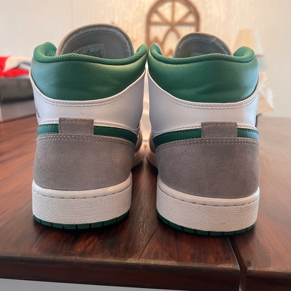 Air Jordan 1 Mid SE - Picture 2 of 5